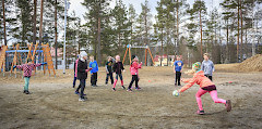 Lapset leikkivät ulkona