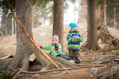 Pienet lapset ulkoilemassa metsässä